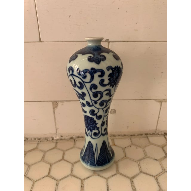 Blue & White Porcelain Floral Chinoiserie Vase For Sale In Los Angeles - Image 6 of 6