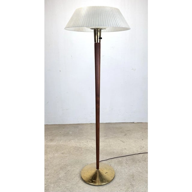 Mid-Century Modern Mid Century Modern Gerald Thurston (Attributed) Lightolier Brass Walnut Floor Lamp For Sale - Image 3 of 12
