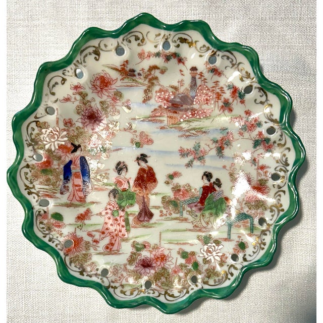 1920’s Antique Japanese Chinoiserie Hand Painted Traditional Geisha Girl & Pagoda Plates & Small Bowls - A 17 Piece Set For Sale - Image 4 of 11