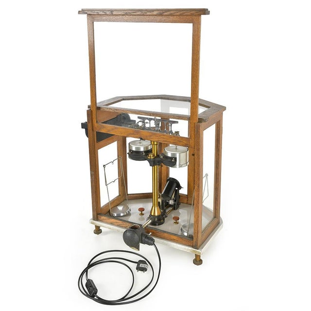 An iconic piece of 20th-century laboratories, this precision balance by Sartorius Werke Göttingen combines German...