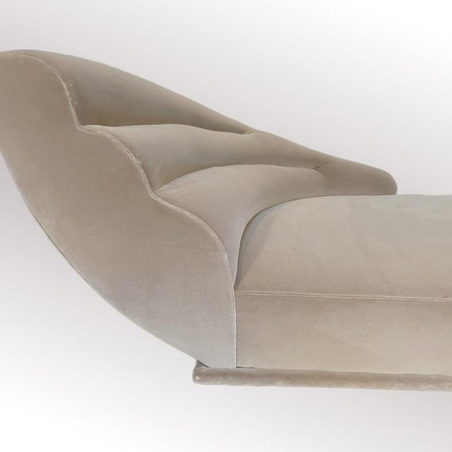 Hollywood Regency Style Taupe Velvet Chaise Longue attributed to Promemoria, Italy, 2000s For Sale - Image 6 of 10