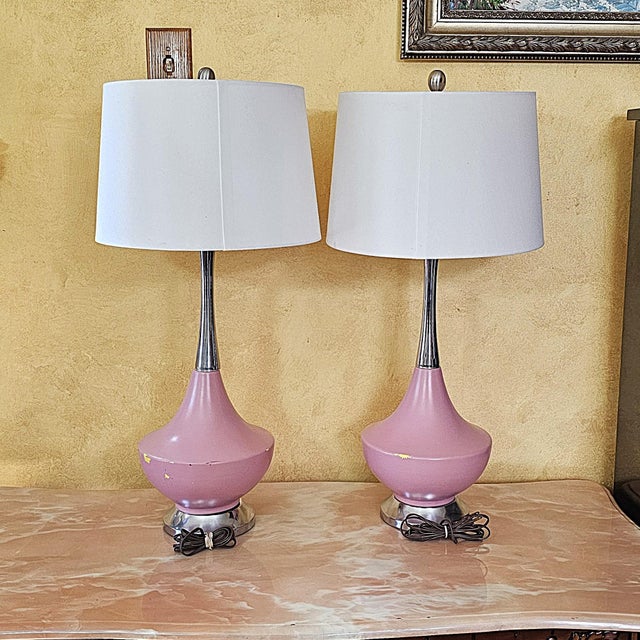 Pair of Vintage Pink Ceramic Table Lamps in Mid-Century Modern Atomic Style -After Gordon Martz For Sale - Image 4 of 18