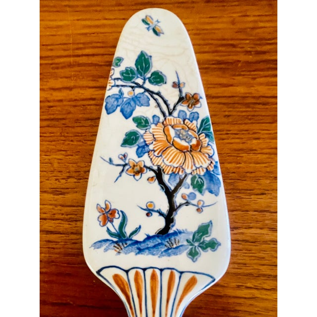 Vintage French Porcelain, Pastry Platter and Cake Lifters by Gien, 1930s, Set of 3 For Sale - Image 9 of 18
