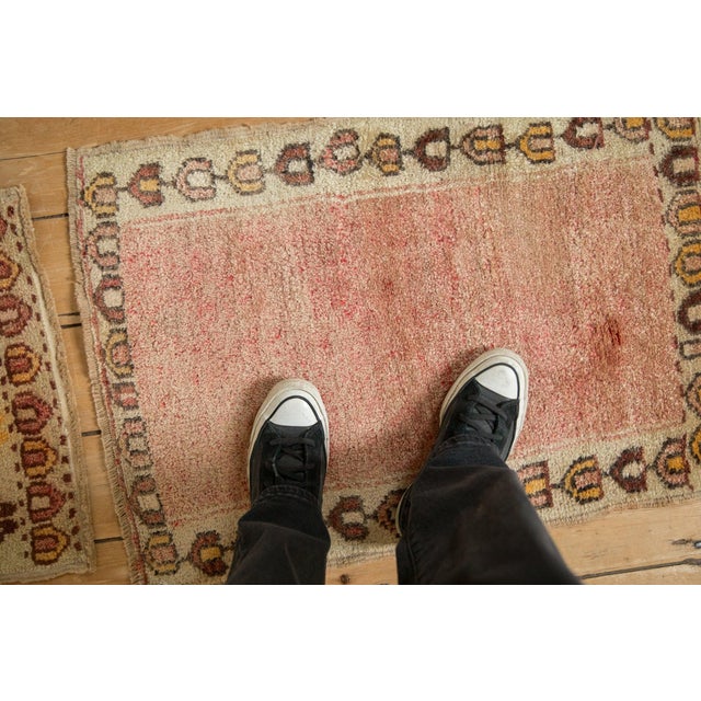 :: Open field with abrashes wrapped by a single interconnected floral blossom simplistic geometric main border. Colors and...