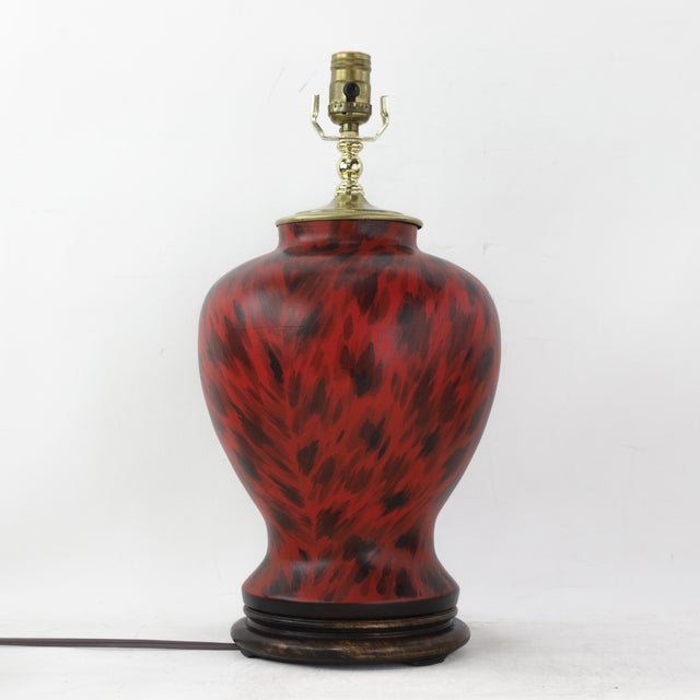 Hollywood Regency Pair of Vintage Hand Painted Red and Black Tortoiseshell Pattern Porcelain Table Lamps With Wood Bases For Sale - Image 3 of 12