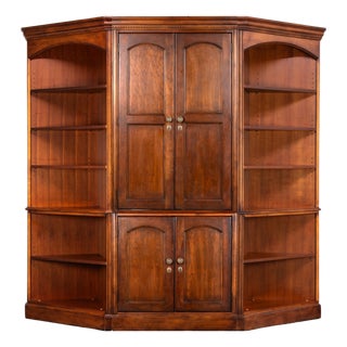 1990s Hekman Cherry Finish Corner Storage Cabinet / Bookcase | Model 5330-2446 | Open Shelving Sides + Enclosed Center | Excellent Condition For Sale