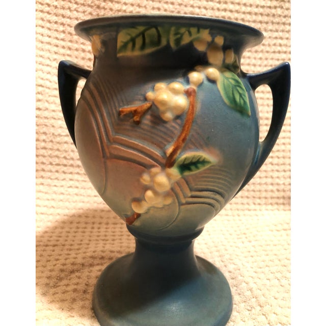 VTG Roseville Pottery Blue Trophy Vase C. 1947 1ur-8 Snowberry Pattern Approximately 8.5” X 6.5” X 5.5” For Sale - Image 6 of 12