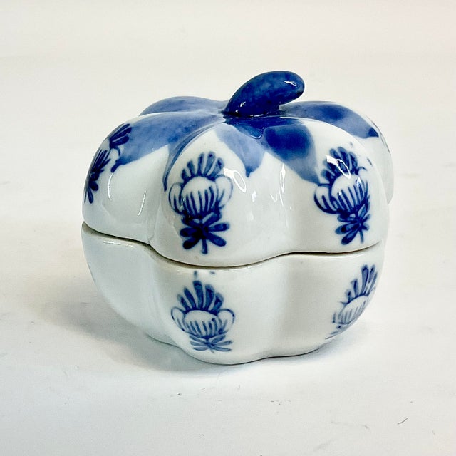 Blue 1970s Vintage Hollywood Regency Chinoiserie Blue & White Pumpkin Trinket Box For Sale - Image 8 of 9