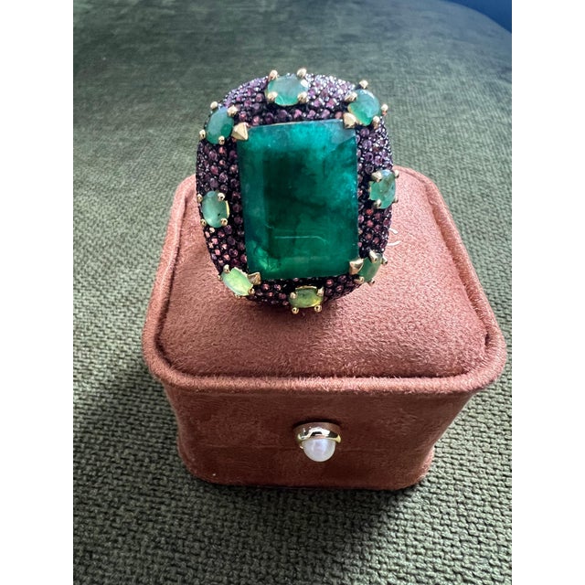 Early 21st Century Bochic "Capri" 20 Carat Emerald & Pink Fancy Sapphire Ring Set 18K Gold & Silver For Sale - Image 5 of 18
