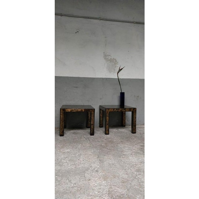 The tables consist of wood and have the color brown, gold and black. They show light usage traces on the edges of the...