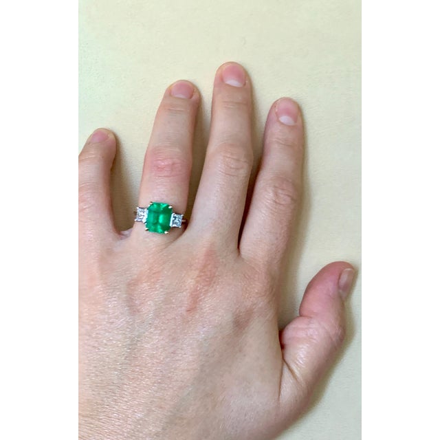 Gemstone 4.5 Carat Emerald Cut Colombian Emerald and 1.4 Carat Diamond 18 Karat Gold Ring For Sale - Image 7 of 18