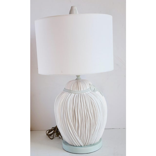 Hollywood Regency Vintage Palm Beach Style Ribbon & Bow Motif Plaster Table Lamp For Sale - Image 3 of 15