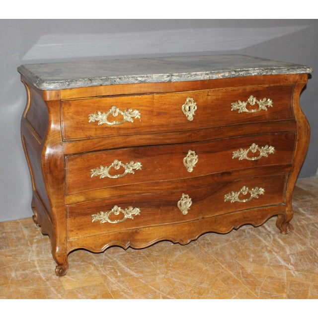 Antiquue Walnut Tomb-Shaped Commode, 1700s For Sale - Image 10 of 16