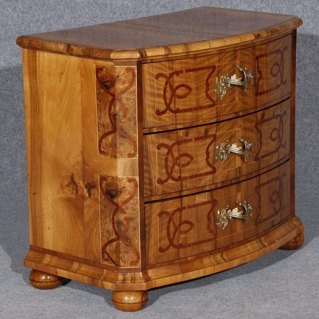 Small baroque chest of drawers around 1800, nut wood veneered, three -way body on pressed spherical feet, curved front...