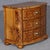Small baroque chest of drawers around 1800, nut wood veneered, three -way body on pressed spherical feet, curved front...
