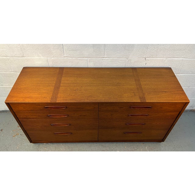 Henredon Circa 60' Mid-Century Walnut Six Drawer Lowboy Dresser For Sale In New York - Image 6 of 18
