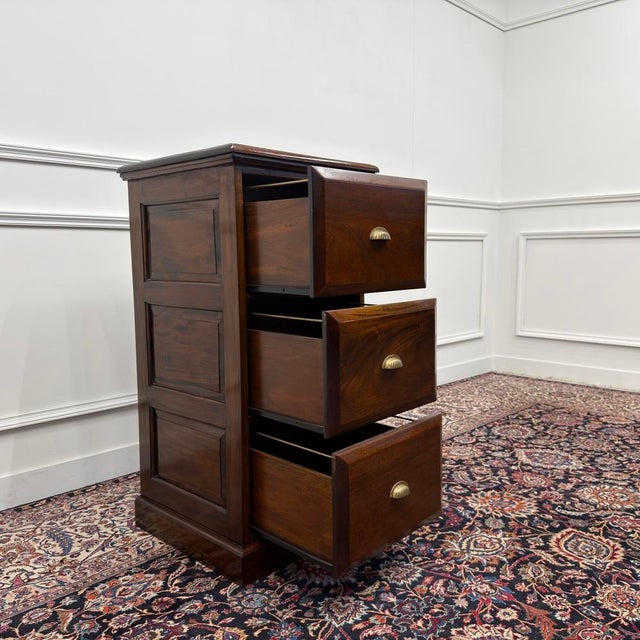 Brown English Chest of Drawers in Wood For Sale - Image 8 of 10