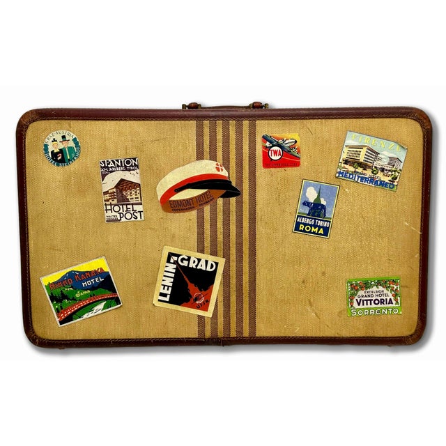 This Really is a Great Looking - Very Decorative Vintage Tweed Suitcase. Circa Approx 1940s. Medium Size - Measures...