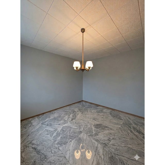 Chandelier designed by Paavo Tynell in the 1940s. This masterpiece of Finnish design combines sophisticated aesthetics,...