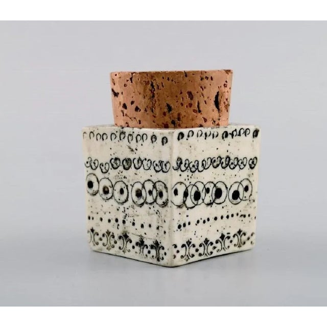 Linnea Rut Bryk (1916-1999), Finland. Rare unique jar in glazed stoneware with cork lid. 1950's. Measures: 5.7 x 4 cm...