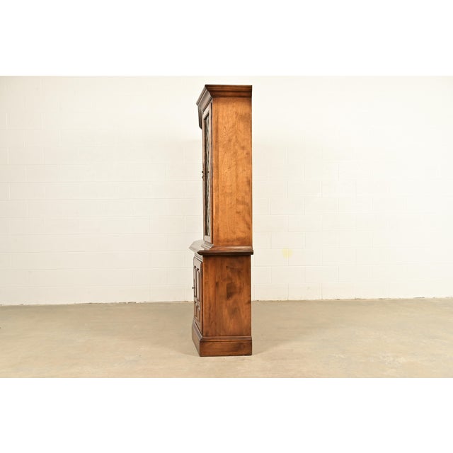 Ethan Allen Georgian Solid Maple Lighted Breakfront Bookcase Cabinet For Sale - Image 15 of 17