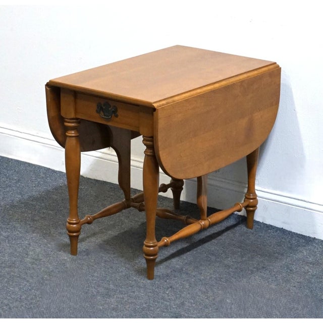 Ethan Allen Ethan Allen Heirloom Nutmeg Maple Colonial Early American 35" Drop Leaf Pembroke Accent End Table 10-8544 For Sale - Image 4 of 16