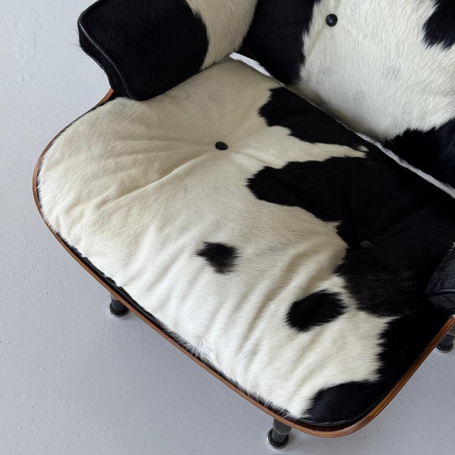Mid-Century Modern 1960s 670 Lounge Chair in Cowhide by Charles & Ray Eames for Herman Miller For Sale - Image 3 of 9