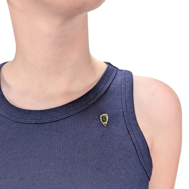 A fine antique American Art Deco stickpin. In 14 karat yellow gold. By The Brassler Company. With a bezel-set bloodstone...