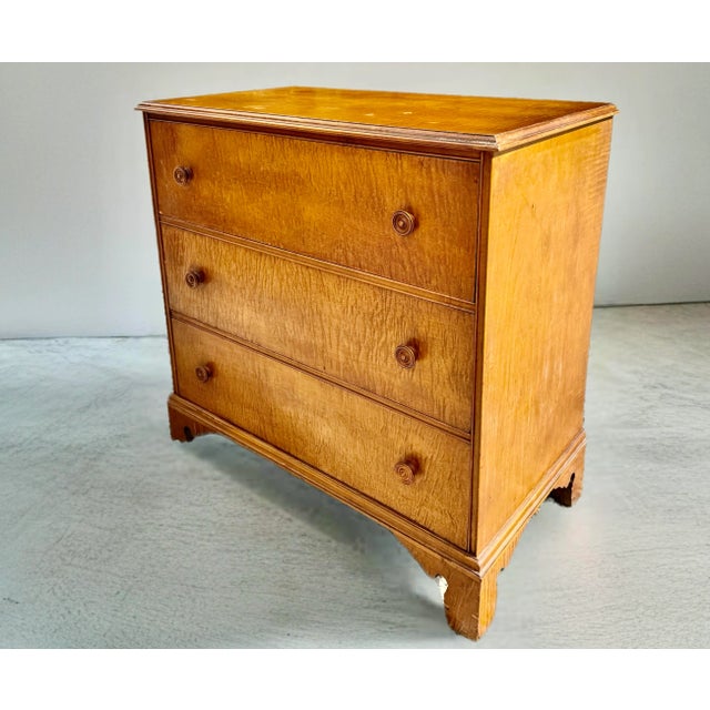 American Federal Style Tiger Maple Three Drawer Chest or Commode For Sale In New York - Image 6 of 16