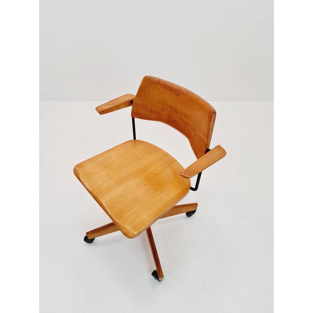 Bauhaus swivel office Armchair in solid wood By stollgiroflex 1966s The chair is in good condition Measurements: Height :...