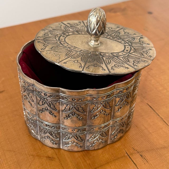 International Silver Vintage Silverplate Lidded Box With Pineapple Finial For Sale - Image 4 of 7