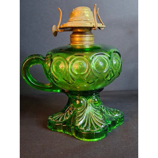 Vintage Hollywood Regency l.e. Smith Emerald Green Moon & Star Glass Finger Oil Lamp Brass Burner Chimney For Sale - Image 13 of 18