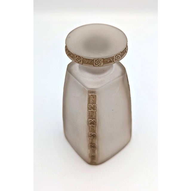 An exquisite and early rené lalique clear and frosted glass perfume bottle, titled "fleurettes n°2". Designed circa 1919...