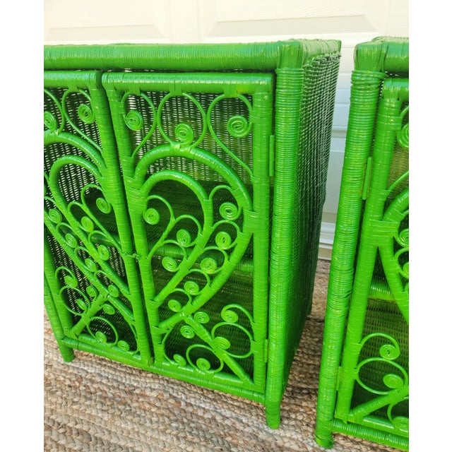 1980s Vintage Customized Bright Kelly Green Fiddle Fern Head Wicker Nightstands End Tables- a Pair For Sale - Image 5 of 10