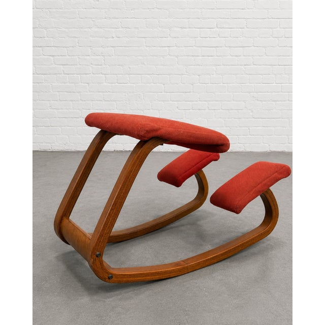 Mid Century Modern Westnofa Balans Variable Kneeling Chair – Original Norwegian Ergonomic Bentwood Chair in Red Upholstery For Sale In New York - Image 6 of 8