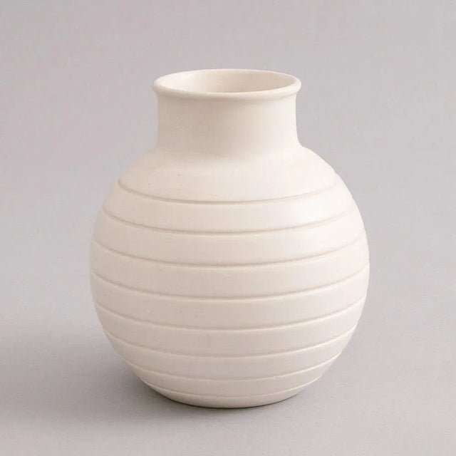 White Small Art Deco British Moonstone Bombe Vase by Keith Murray for Wedgwood, 1930s For Sale - Image 8 of 8