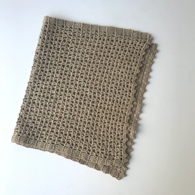 1970s Vintage Hand Crocheted Small Mesh Beige Kitchen Washcloth Placemat For Sale - Image 5 of 5