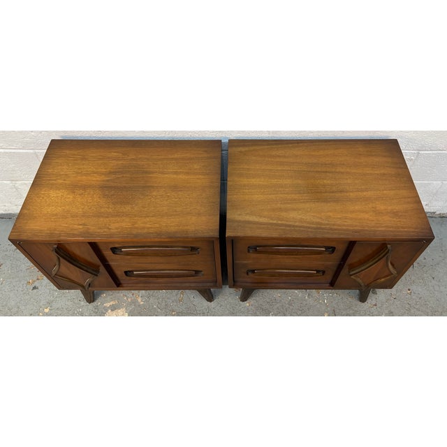 Brown Pair of Vintage Sculpted Walnut Nightstands by Young Mfg., Attributed For Sale - Image 8 of 16