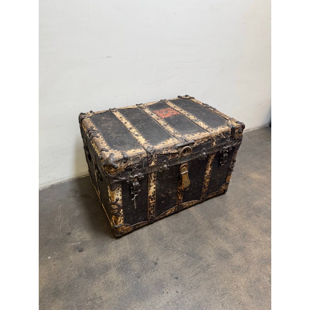American Authentic Late 19th-Century Dome-Top Steamer Trunk For Sale - Image 3 of 12
