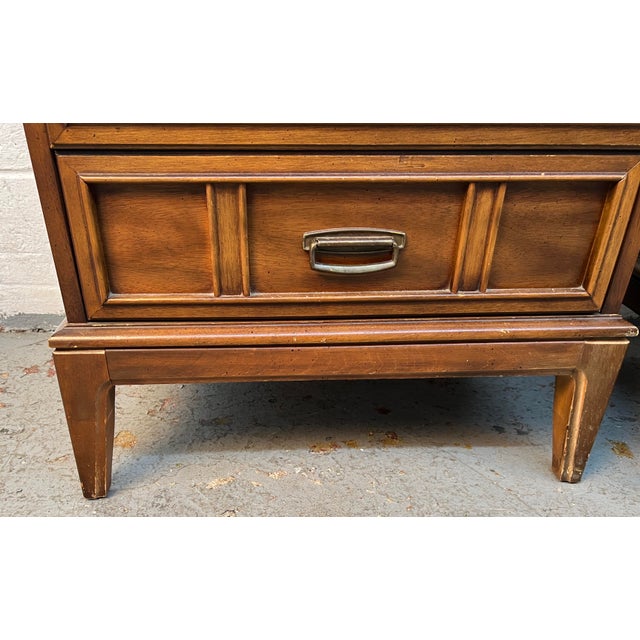 Pair of Vintage Dixie Furniture Walnut MCM Tuscan Style Nightstands For Sale - Image 16 of 17