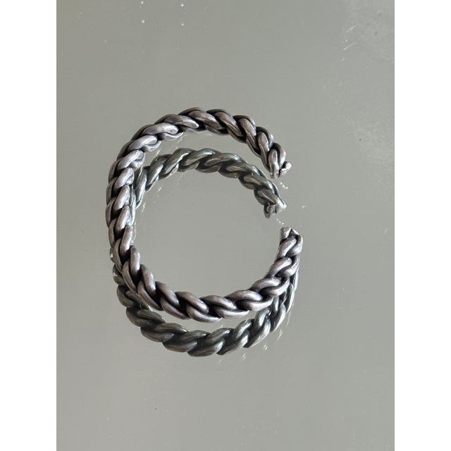 Vintage 1970s Modernist Open Cuff Bracelet With Braided Silver Tone Links For Sale - Image 4 of 12