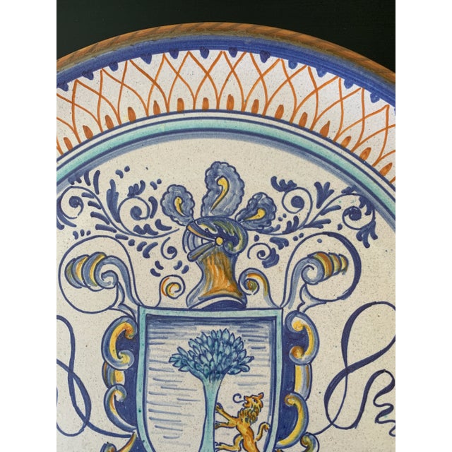 Deruta Italian Provincial Deruta Hand Painted Faience Pottery Wall Plate With Armorial Crest For Sale - Image 4 of 7