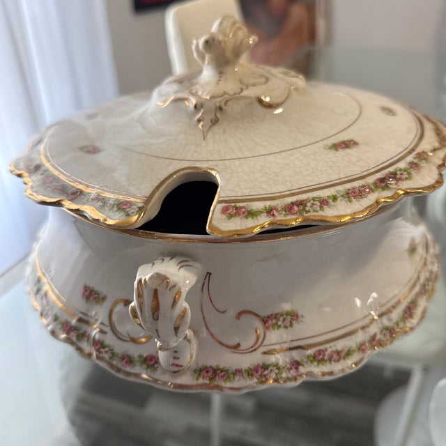 This beautiful antique tureen dates back to 1916 from Homer Laughlin. It is a piece of a full dinner set. It definitely...