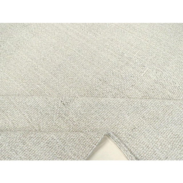 Galerie Shabab Collection Mid-20th Century Handmade Turkish Flat-Weave Kilim Room Size Carpet For Sale - Image 9 of 10