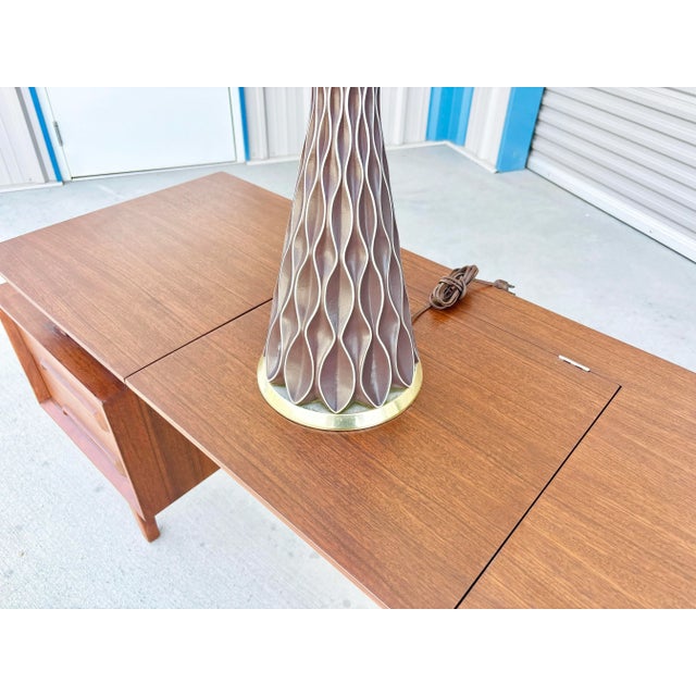 1950s Mid-Century Gerald Thurston for Lightolier 'Honeycomb' Ceramic Table Lamp For Sale - Image 11 of 11