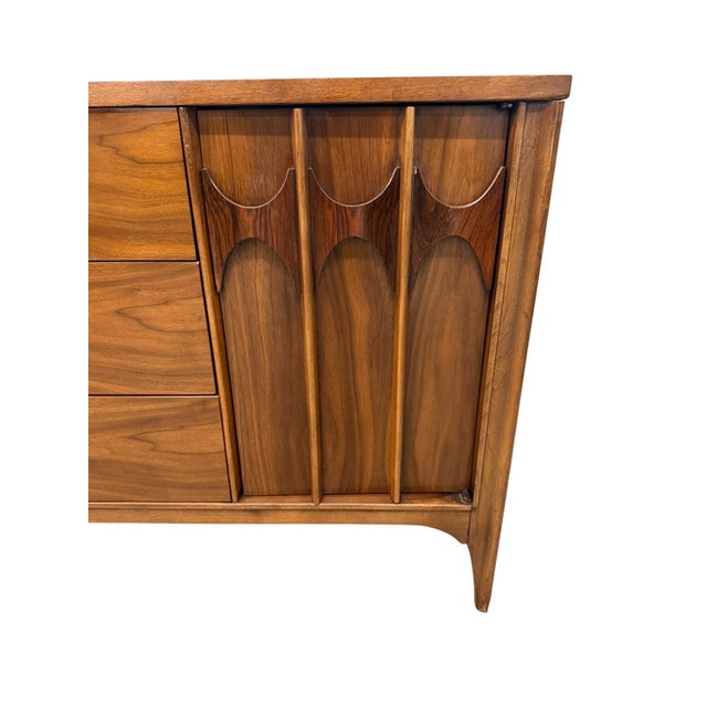 Mid-Century Modern Kent Coffey Perspecta 12-Drawer Walnut Dresser - Refinished For Sale In Philadelphia - Image 6 of 11