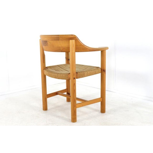 This model exudes a powerful sense of balance thanks to its minimalist design and use of natural materials. The frame is...