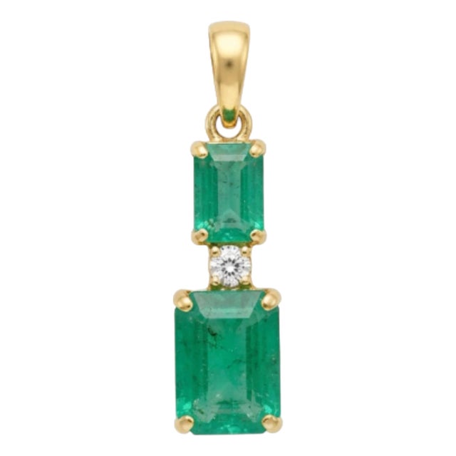 Natural 2.86Carat Emerald & 0.07Carat Diamond Pendant in 14 Karat Gold For Sale