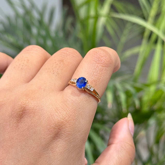 English Vintage Style 1.01ct Blue Sapphire Birthstone 14k Gold Diamond Proposal Ring Size 8 For Sale - Image 3 of 17