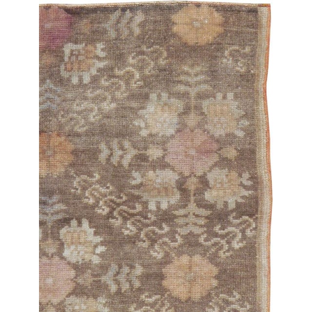 Galerie Shabab Collection Mid-20th Century Turkish Anatolian Accent Rug For Sale - Image 4 of 4